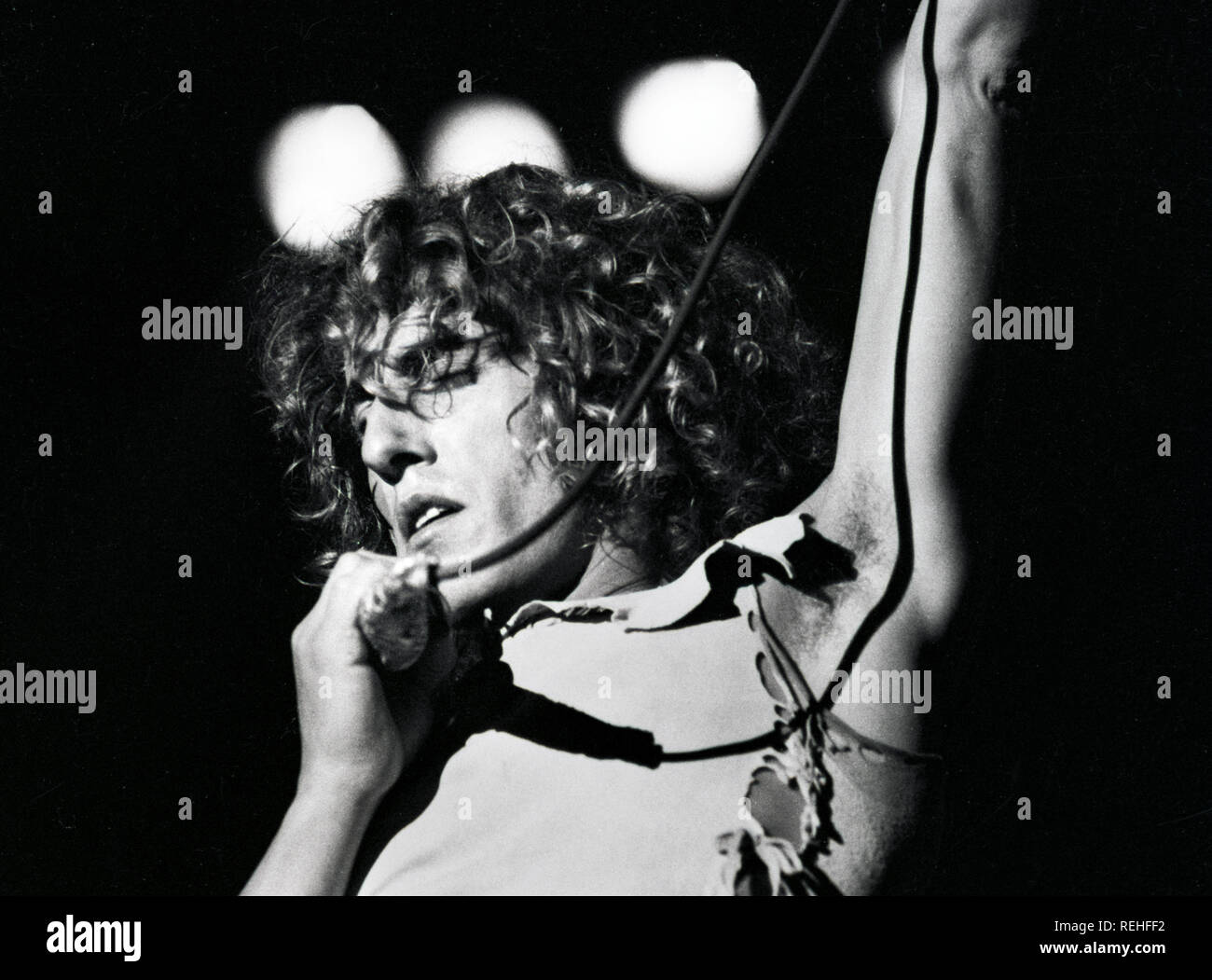 ROTTERDAM, Pays-Bas - le 27 octobre : Roger Daltrey sur scène à un concert à Ahoy à Rotterdam, Pays-Bas le 27 octobre 1975. (Photo de Gijsbert Hanekroot) Banque D'Images