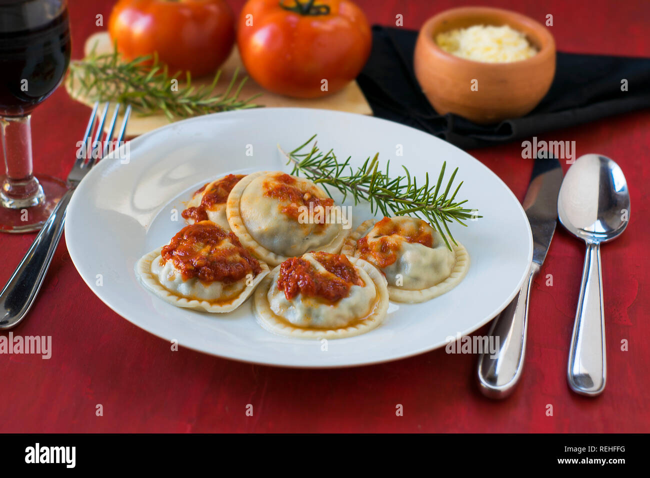 Faire des pâtes : Grand ravioli ronde (Sorrentino) cuit, servi sur un plat, prêt à manger Banque D'Images