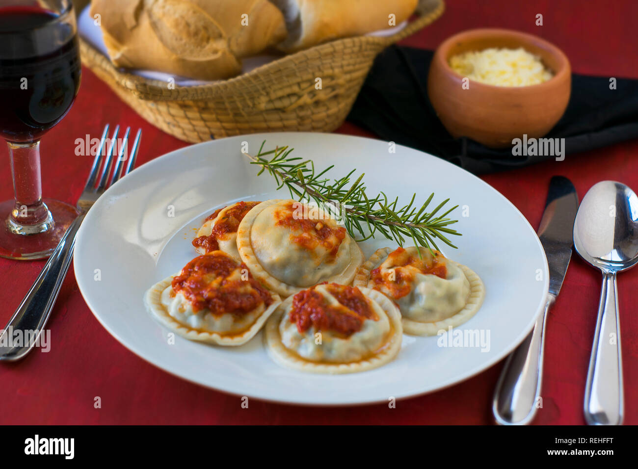 Faire des pâtes : Grand ravioli ronde (Sorrentino) cuit, servi sur un plat, prêt à manger Banque D'Images