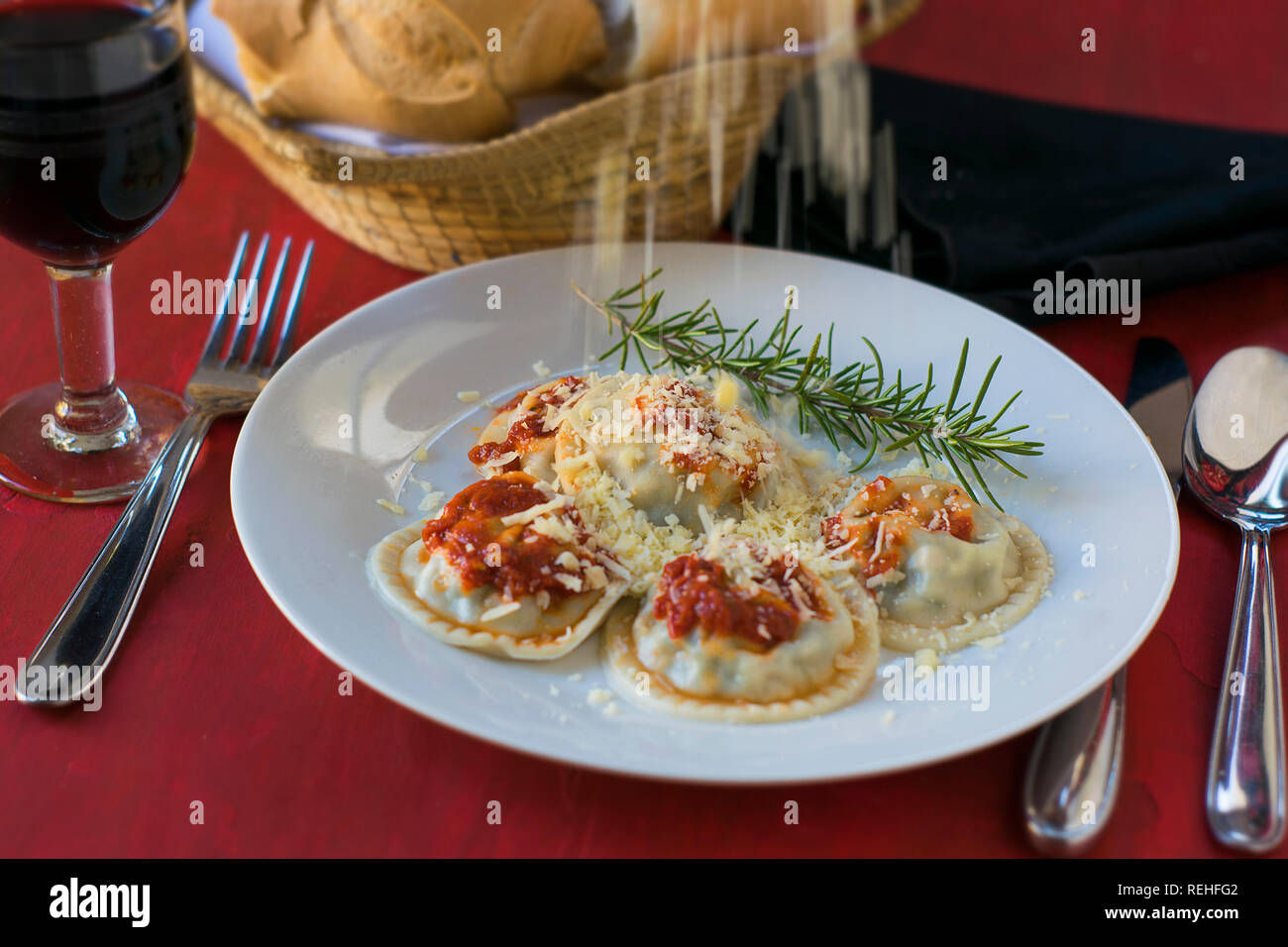 Faire des pâtes : Grand ravioli ronde (Sorrentino) cuit, servi sur un plat, prêt à manger Banque D'Images
