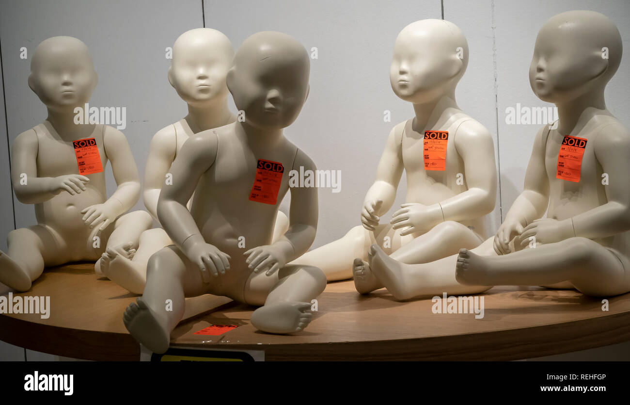 Mannequins bébé et autres accessoires à vendre à l'écart de fermeture store  sur la Cinquième Avenue à New York le samedi, Janvier 12, 2019. L'écart est  la fermeture du magasin de trois