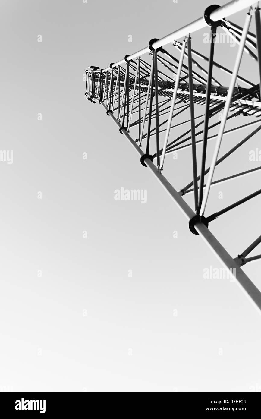 La structure du mât de la tour téléphone est vu de la perspective du bas. Banque D'Images