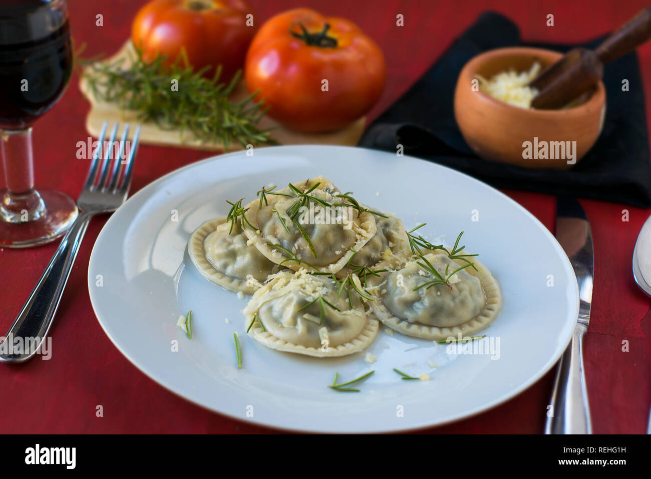 Faire des pâtes : Grand ravioli ronde (Sorrentino) cuit, servi sur un plat, prêt à manger Banque D'Images