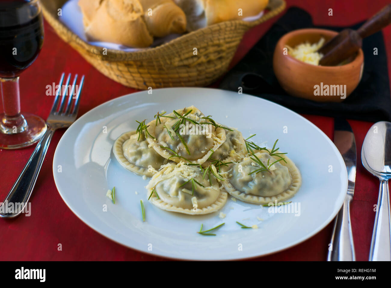 Faire des pâtes : Grand ravioli ronde (Sorrentino) cuit, servi sur un plat, prêt à manger Banque D'Images