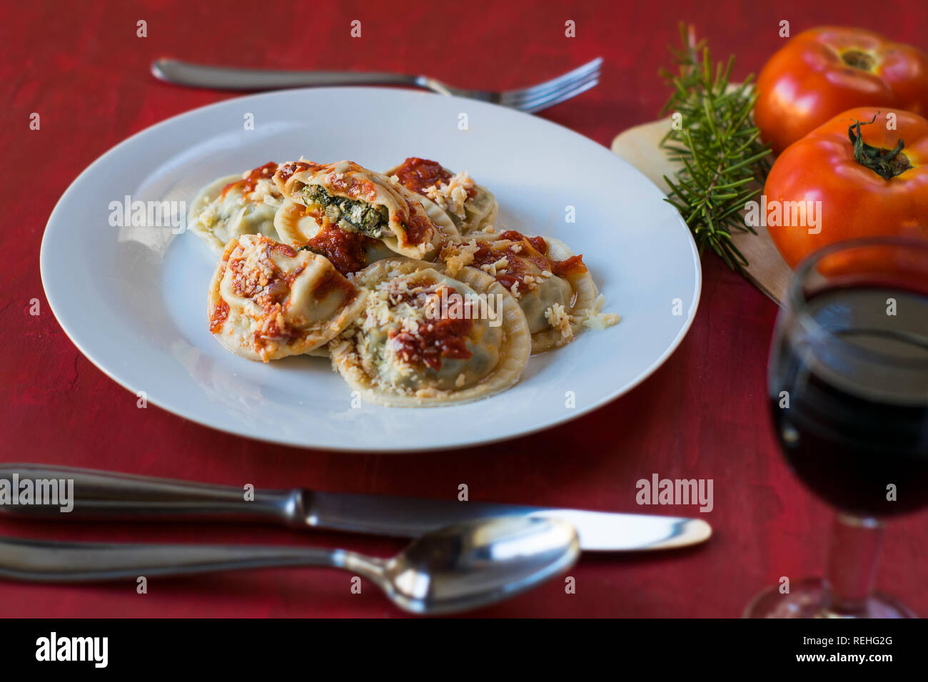 Faire des pâtes : Grand ravioli ronde (Sorrentino) cuit, servi sur un plat, prêt à manger Banque D'Images
