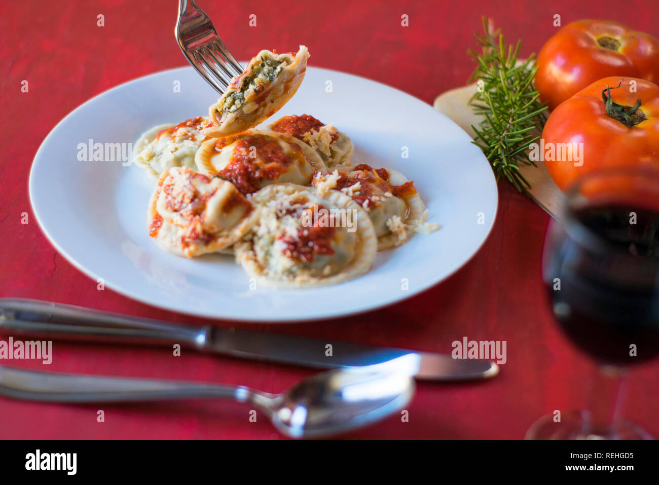 Faire des pâtes : Grand ravioli ronde (Sorrentino) cuit, servi sur un plat, prêt à manger Banque D'Images