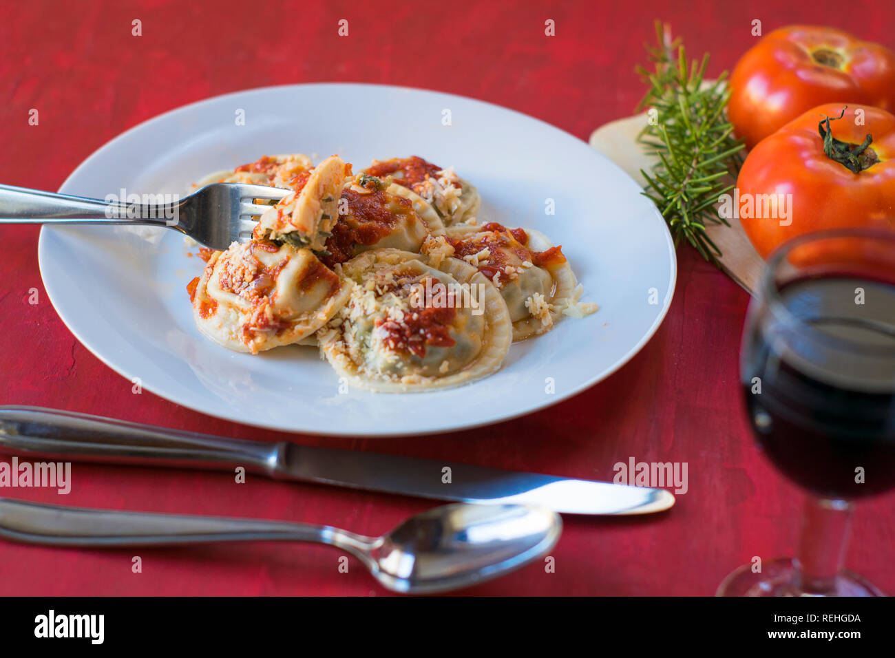 Faire des pâtes : Grand ravioli ronde (Sorrentino) cuit, servi sur un plat, prêt à manger Banque D'Images
