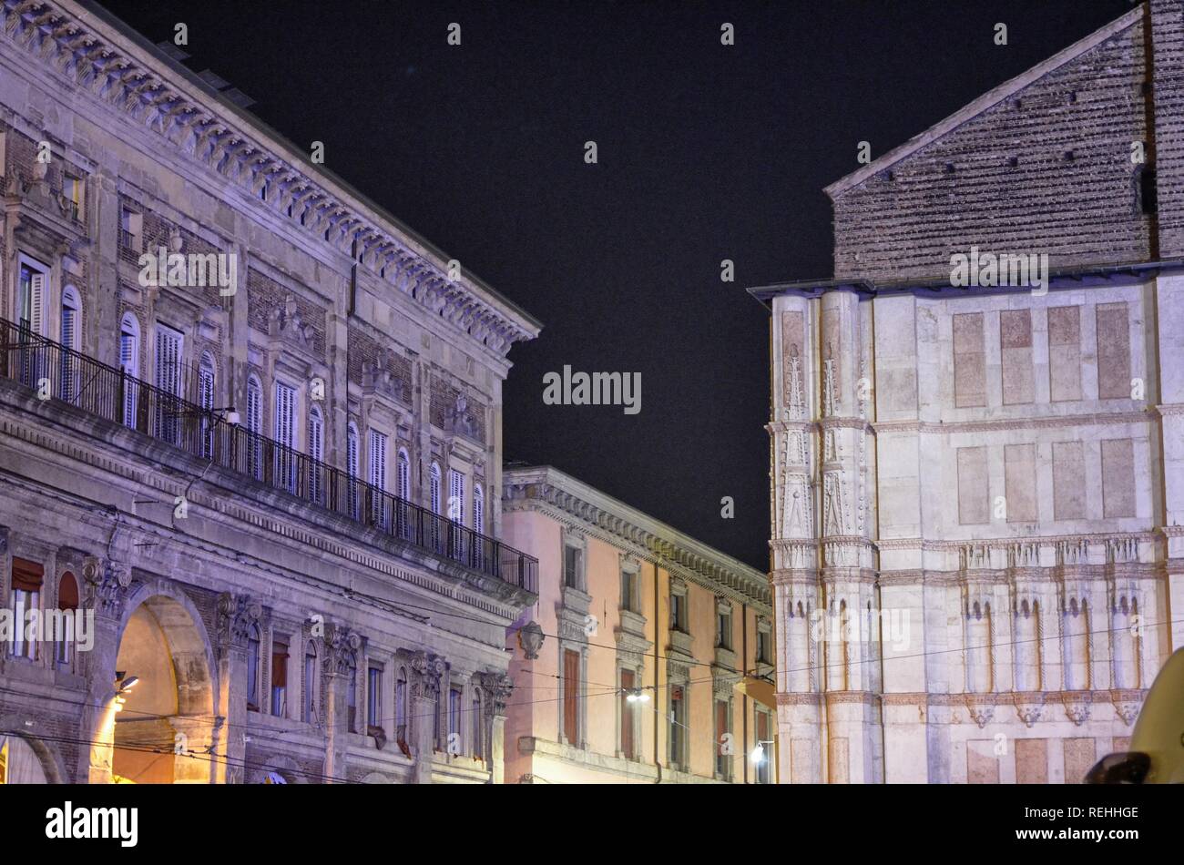 Bologne, Emilie-Romagne, Italie. En décembre 2018. La Piazza Maggiore, la nuit, en vue de la fête du Nouvel An, c'est de monde. On remarque la larg Banque D'Images
