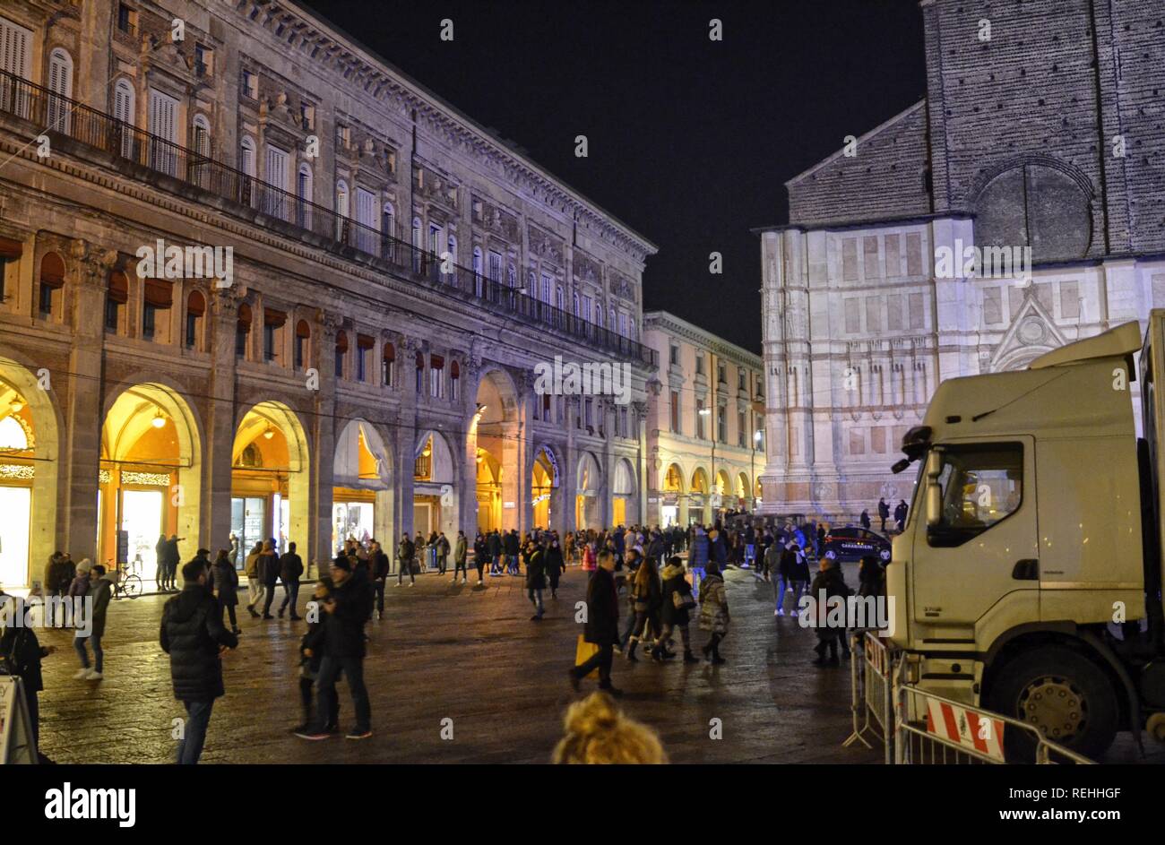 Bologne, Emilie-Romagne, Italie. En décembre 2018. La Piazza Maggiore, la nuit, en vue de la fête du Nouvel An, c'est de monde. On remarque la larg Banque D'Images