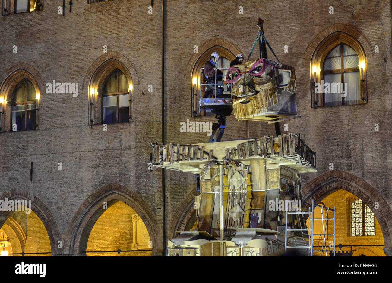 Bologne, Emilie-Romagne, Italie. En décembre 2018. La Piazza Maggiore, la nuit, en vue de la fête du Nouvel An, c'est de monde. La marionnette représentent Banque D'Images