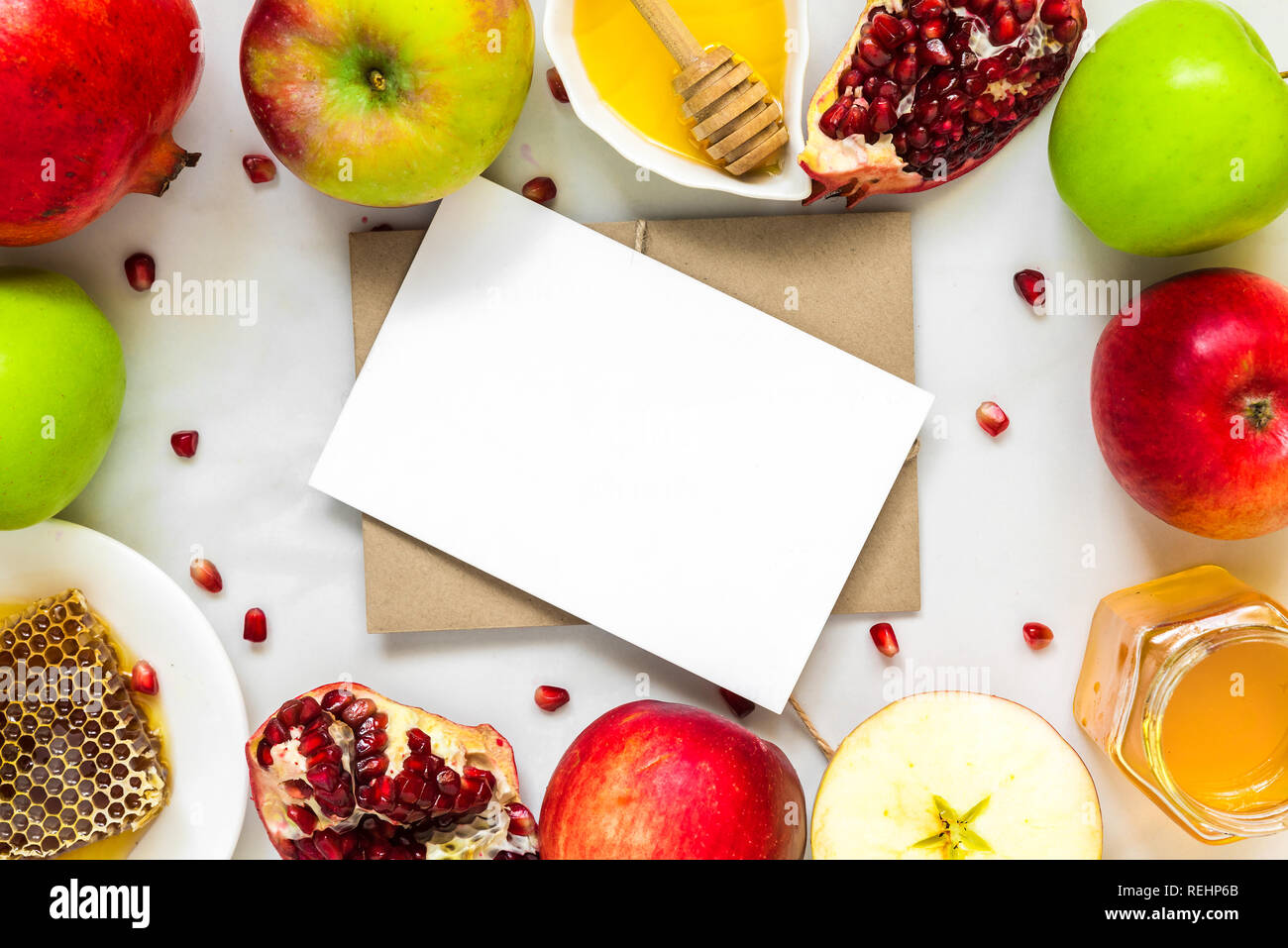 Carte De Voeux Vierge Dans Cadre Fait De Miel De Pomme Et De Grenade Les Aliments Traditionnels Pour Le Nouvel An Juif Rosh Hashanah Vue Superieure Avec Spa De Copie Photo Stock