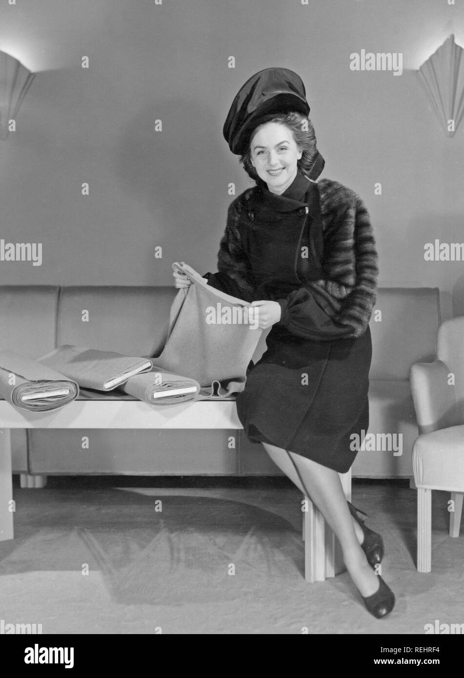 La mode féminine dans les années 40. Une jeune femme en costume typique des années 40. Un manteau de fourrure de détails et un chapeau assorti. Son nom est Hjördig Genberg et est l'épouse de l'acteur britannique David Niven. Kristoffersson Photo Ref X34-6. Suède 1946 Banque D'Images