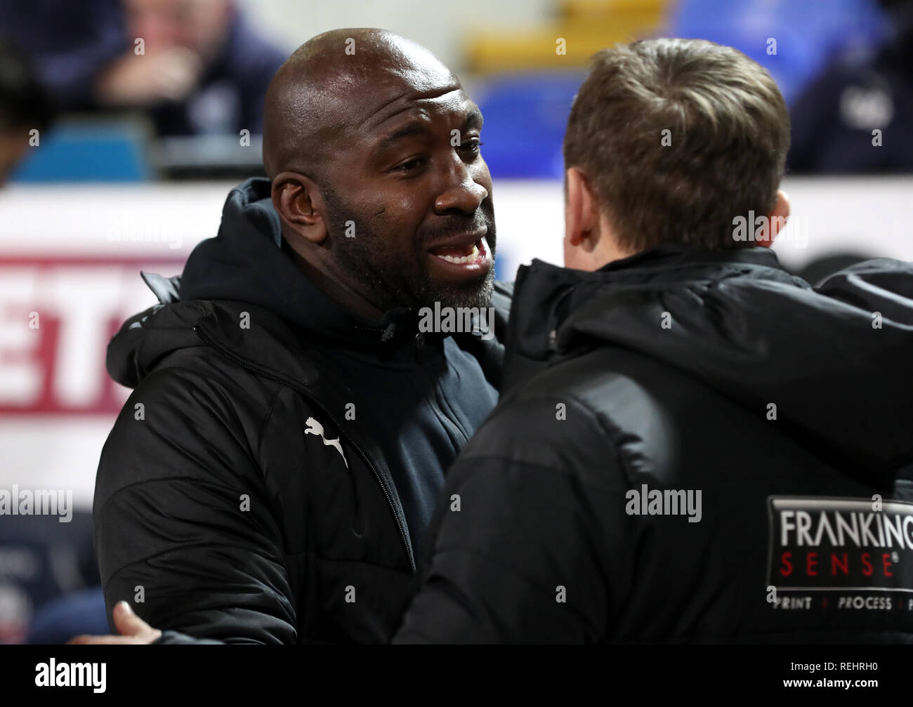 Gestionnaire de West Bromwich Albion Darren Moore (à gauche) et Bolton Wanderers manager Phil au cours de la maladie de Parkinson Sky Bet match de championnat à l'Université de Bolton Stadium. Banque D'Images