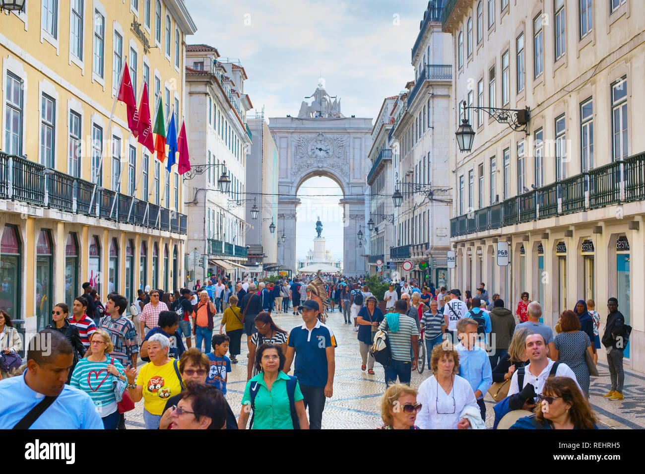 Lisbonne, Portugal - 10 octobre 2018 : les gens sur la rue Augusta dans la journée. La rue Augusta avec l'Arc de Triomphe - est la célèbre attraction touristique dans Banque D'Images