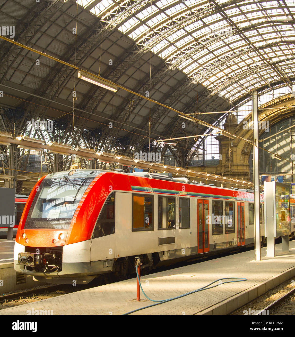 Les gens à bord du train à la gare centrale de Francfort. Allemagne Banque D'Images