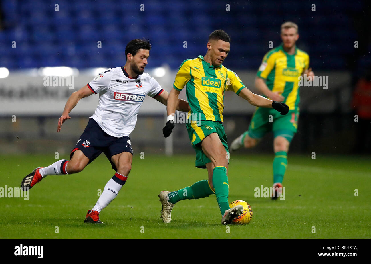 Bolton Wanderers' Jason Lowe (à gauche) et West Bromwich Albion Kieran Gibbs bataille pour le ballon pendant le match de championnat Sky Bet à l'Université de Bolton Stadium. Banque D'Images