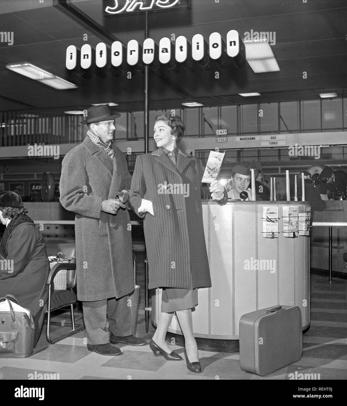 Couple dans les années 1950. Un jeune couple dans un aéroport, prêts pour leur voyage de vacances avec SAS. La Suède des années 1950. Kristoffersson Photo Ref CB15-10 Banque D'Images