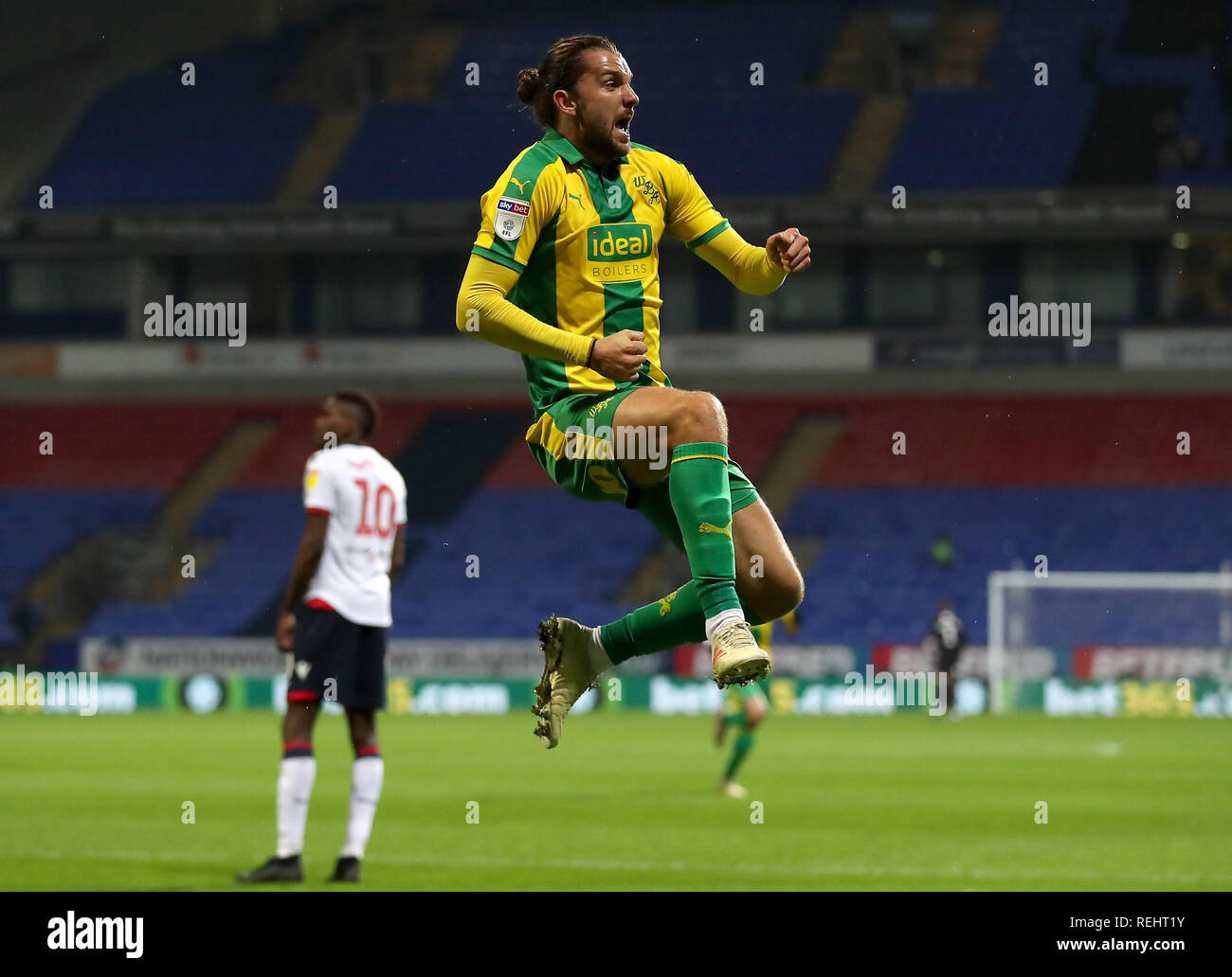West Bromwich Albion's Jay Rodriguez fête marquant son premier but de côtés du jeu pendant le match de championnat Sky Bet à l'Université de Bolton Stadium. Banque D'Images