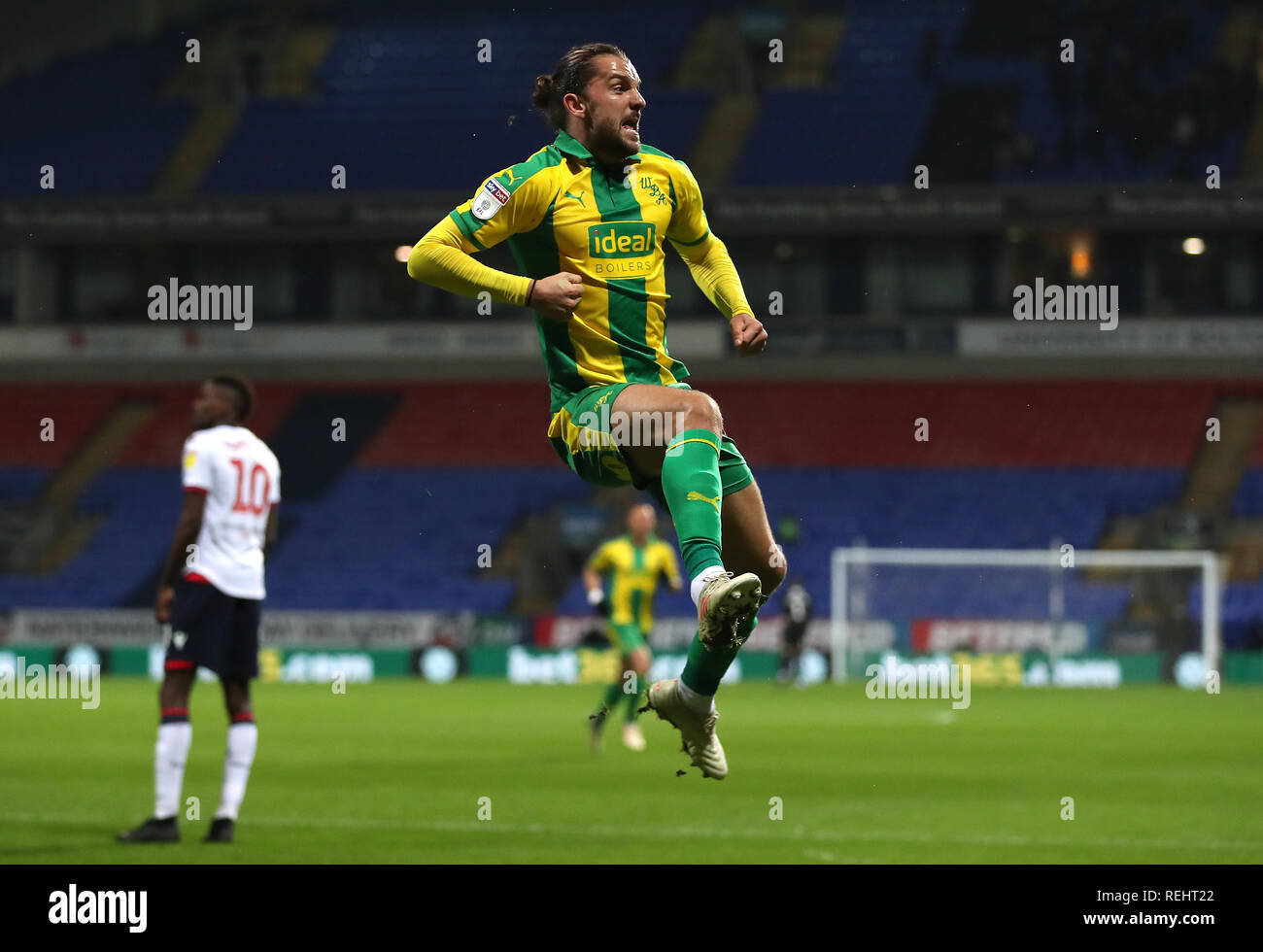 West Bromwich Albion's Jay Rodriguez fête marquant son premier but de côtés du jeu pendant le match de championnat Sky Bet à l'Université de Bolton Stadium. Banque D'Images