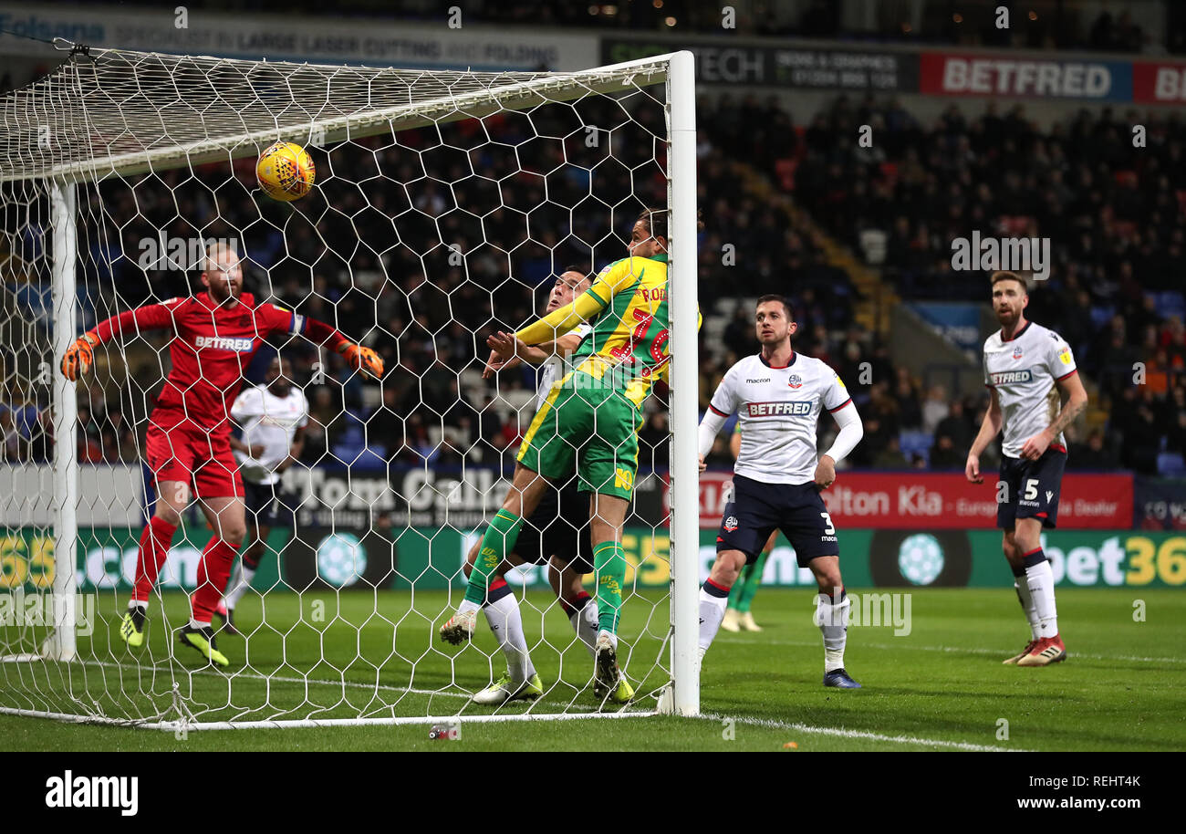 West Bromwich Albion's Jay Rodriguez marque son premier but de côtés du jeu pendant le match de championnat Sky Bet à l'Université de Bolton Stadium. Banque D'Images