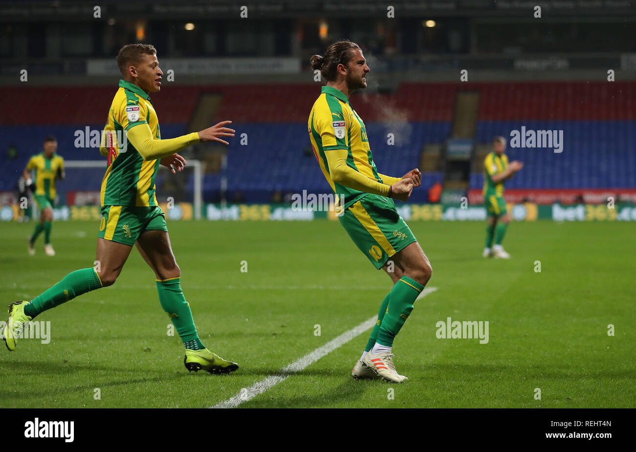 West Bromwich Albion's Jay Rodriguez fête marquant son premier but de côtés du jeu pendant le match de championnat Sky Bet à l'Université de Bolton Stadium. Banque D'Images
