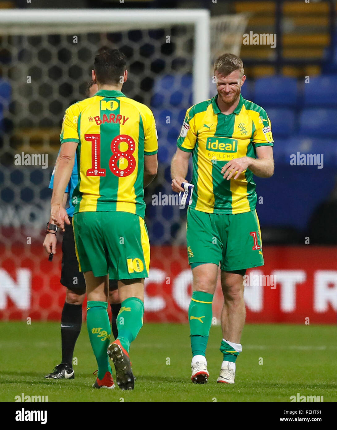 West Bromwich Albion's Chris Brunt (à droite) remet le bras du capitaine sur bande à West Bromwich Albion Gareth Barry avant d'être remplacé au cours de la Sky Bet match de championnat à l'Université de Bolton Stadium. Banque D'Images