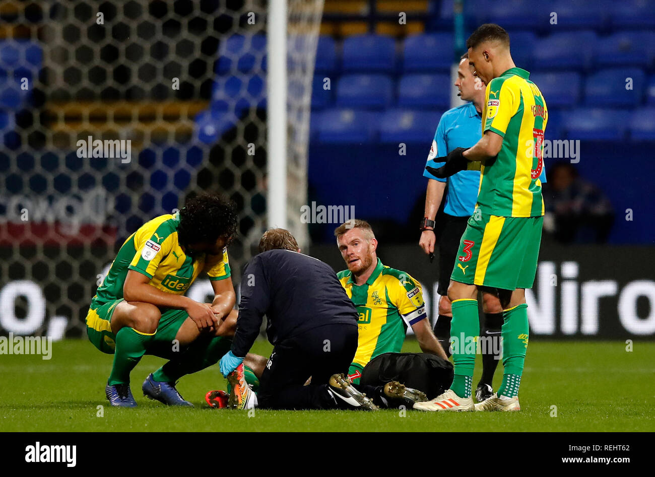 West Bromwich Albion's Chris Brunt reçoit des soins médicaux au cours de la Sky Bet match de championnat à l'Université de Bolton Stadium. Banque D'Images