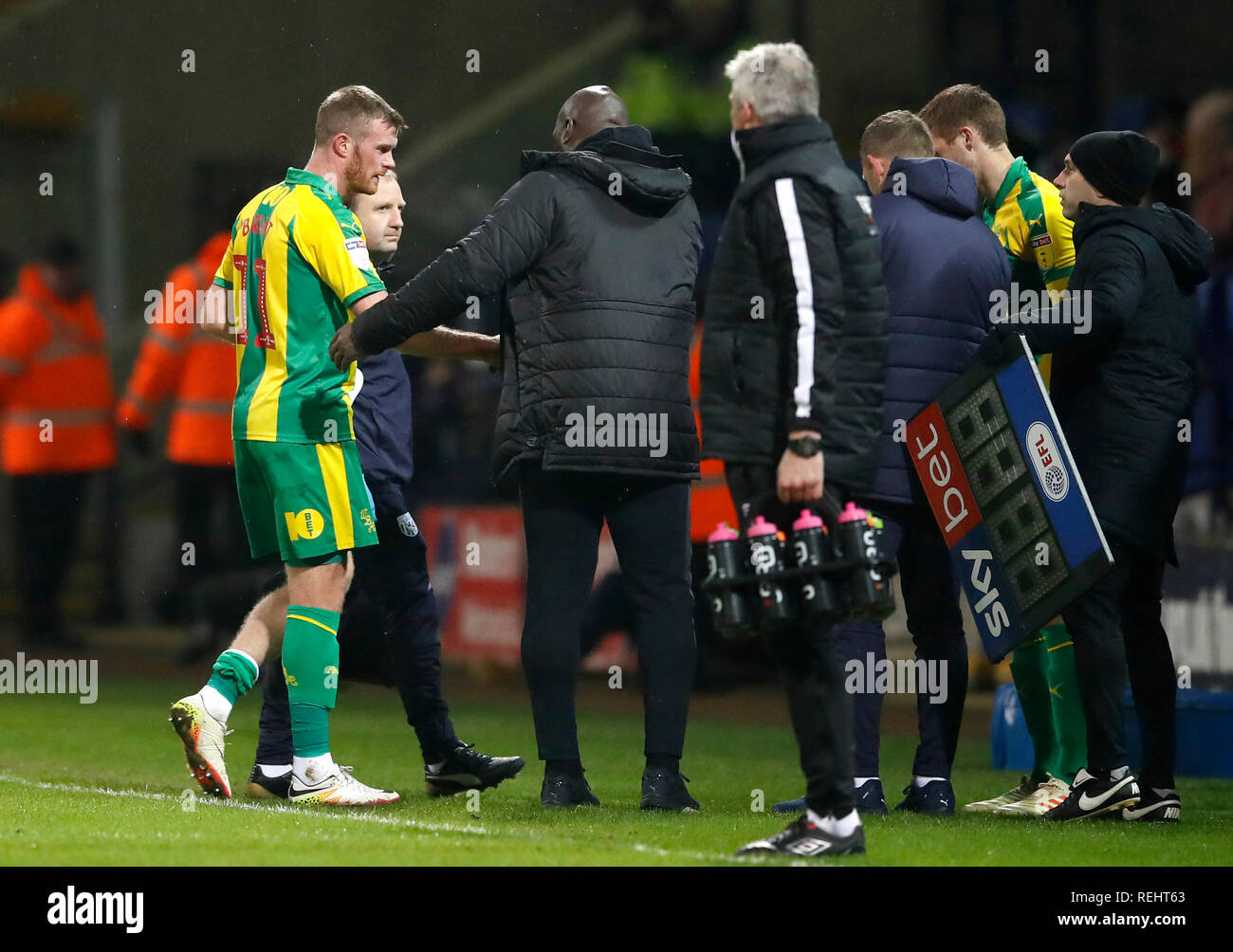 West Bromwich Albion's Chris Brunt est substitué au cours de la Sky Bet match de championnat à l'Université de Bolton Stadium. Banque D'Images