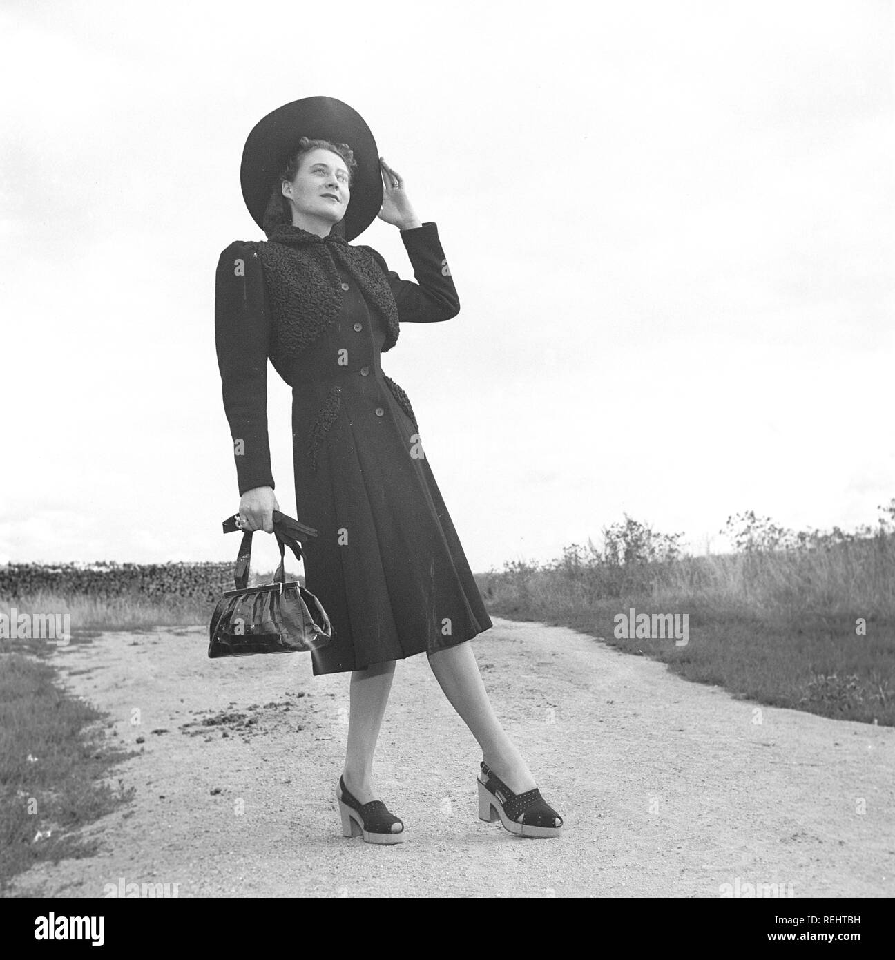 La mode féminine dans les années 40. Une jeune femme en robe typique des années  40 avec chapeau assorti, chaussures, gants et sac à main. Kristoffersson  Photo Ref V77-6. Suède 1947 Photo Stock - Alamy