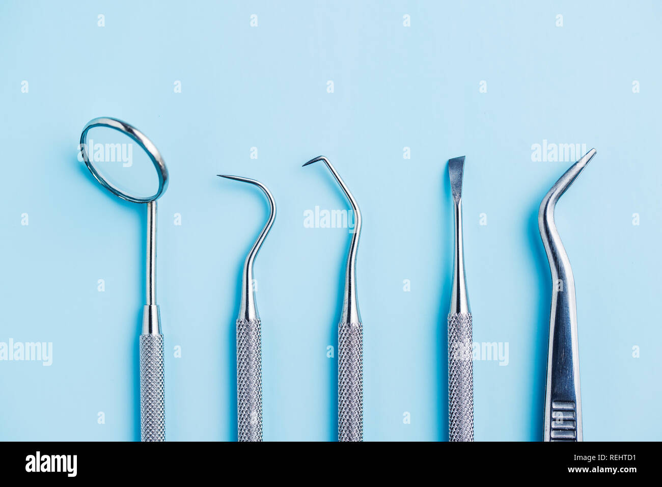 Instruments dentaires. Outils de dentistes sur fond bleu. Banque D'Images