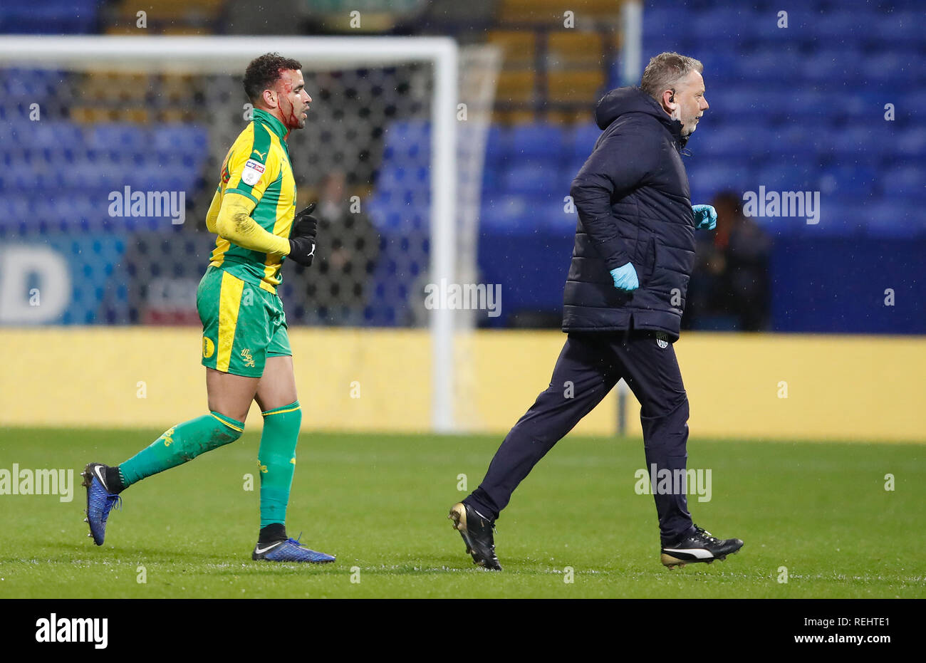 West Bromwich Albion's Hal Robson-Kanu quitte le terrain pour recevoir des soins médicaux au cours de la Sky Bet match de championnat à l'Université de Bolton Stadium. Banque D'Images