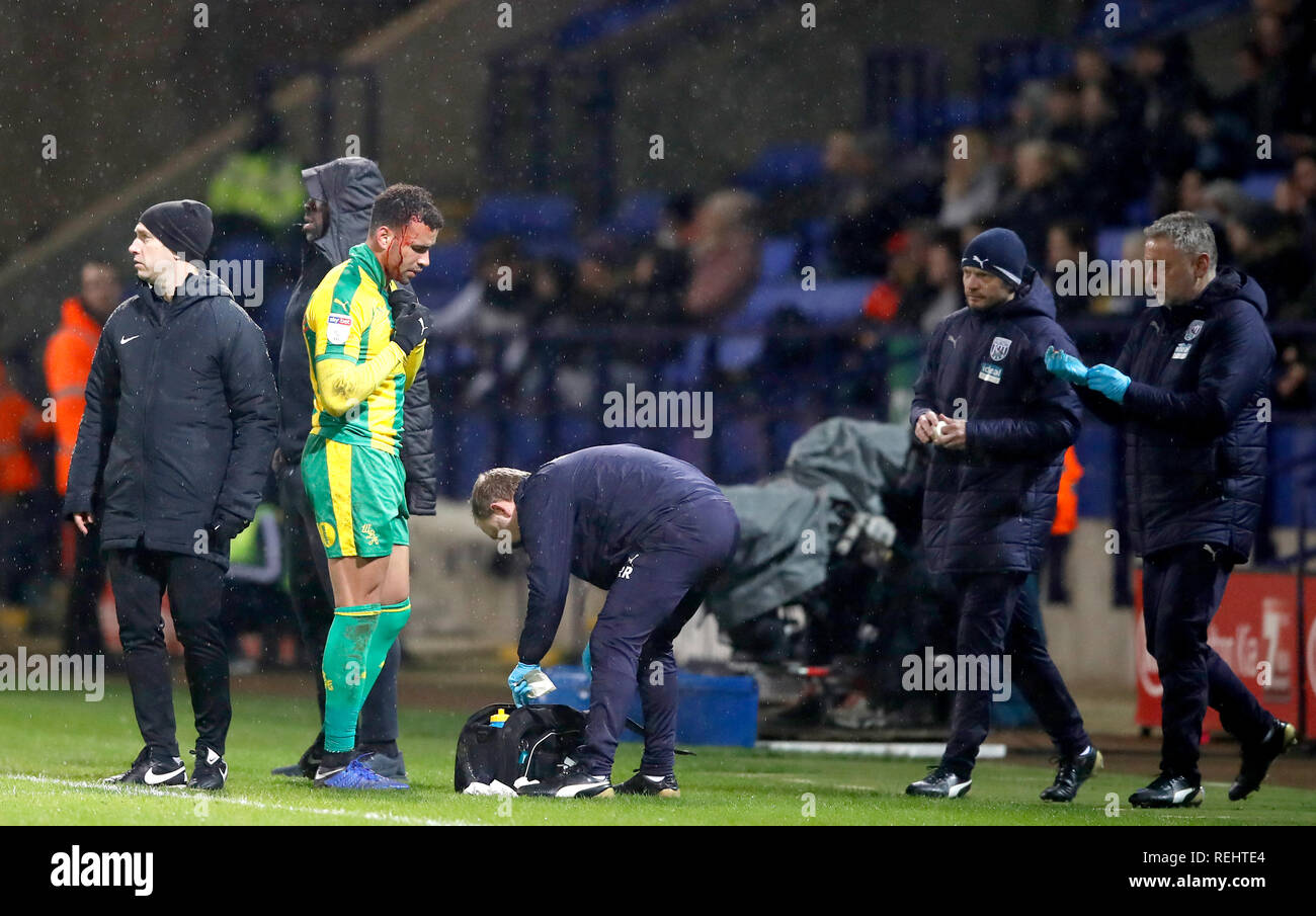 West Bromwich Albion's Hal Robson-Kanu reçoit des soins médicaux au cours de la Sky Bet Championship match à l'Université de Bolton Stadium. Banque D'Images