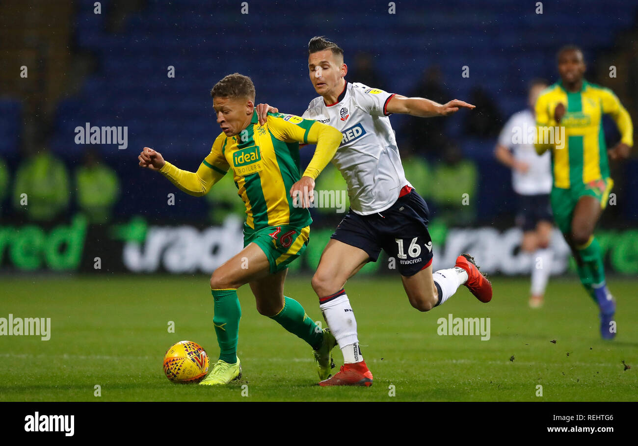 West Bromwich Albion's Dwight Gayle (à gauche) et Bolton Wanderers' Pawel Olkowski bataille pour le ballon pendant le match de championnat Sky Bet à l'Université de Bolton Stadium. Banque D'Images