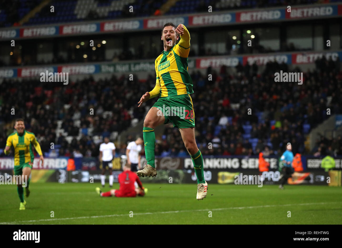 West Bromwich Albion's Sam Field célèbre marquant son deuxième but de côtés du jeu pendant le match de championnat Sky Bet à l'Université de Bolton Stadium. Banque D'Images