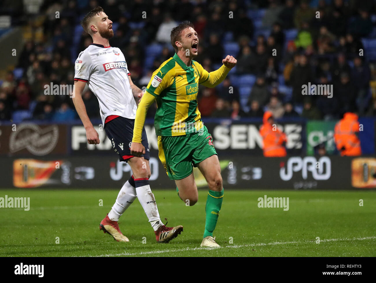 West Bromwich Albion's Sam Field célèbre marquant son deuxième but de côtés du jeu pendant le match de championnat Sky Bet à l'Université de Bolton Stadium. Banque D'Images