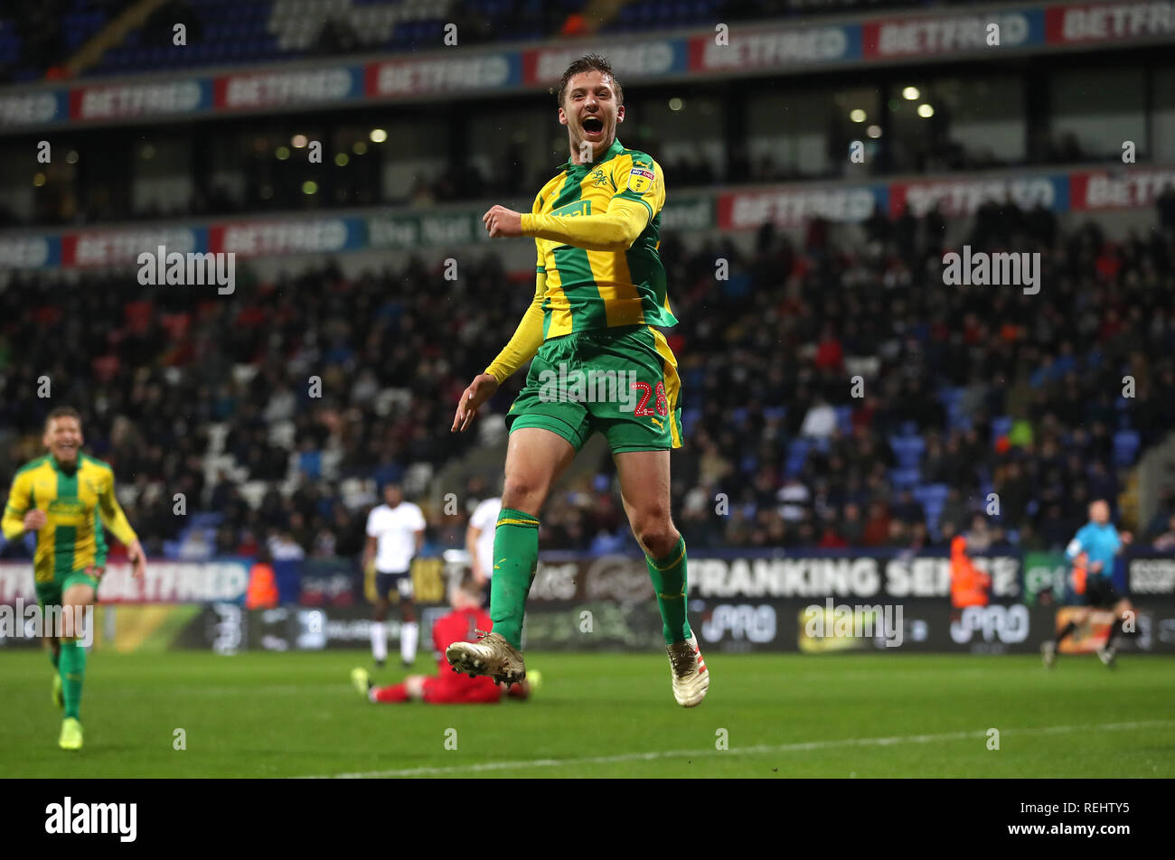West Bromwich Albion's Sam Field célèbre marquant son deuxième but de côtés du jeu pendant le match de championnat Sky Bet à l'Université de Bolton Stadium. Banque D'Images