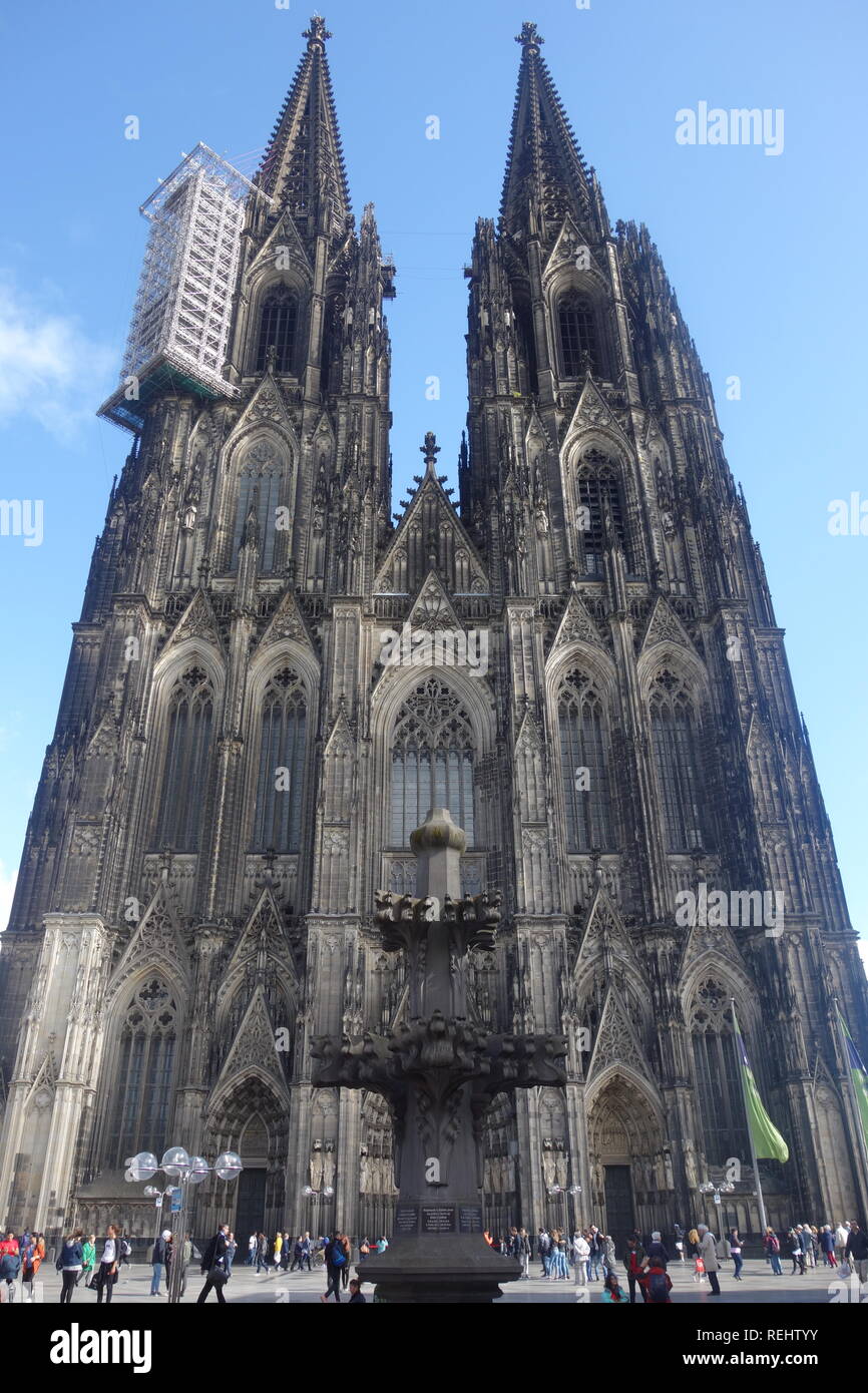 La façade de la cathédrale de Cologne, la plus grande façade d'une église dans le monde. Les échafaudages orne la tour de gauche. Banque D'Images