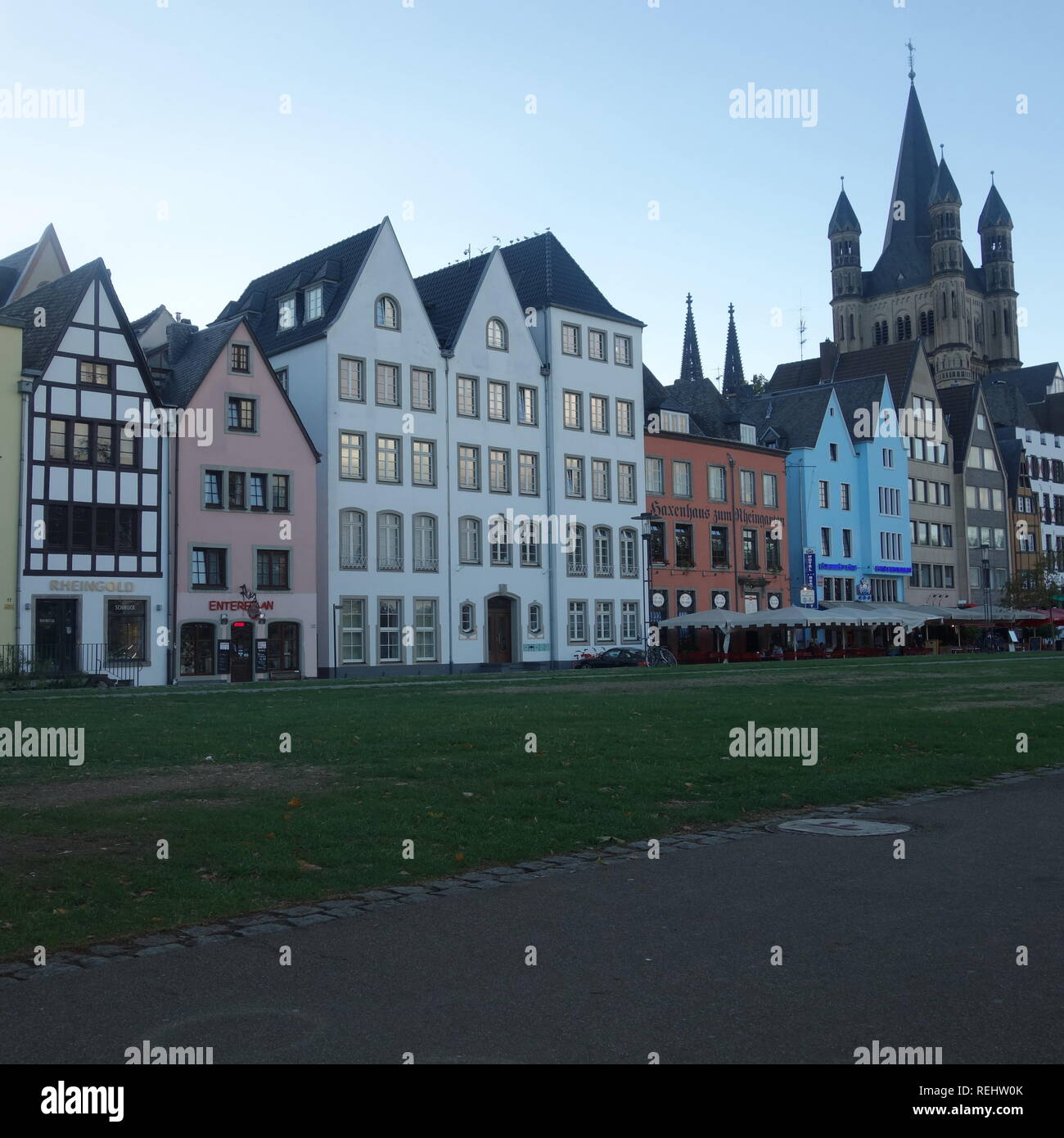 Joli bâtiments dans la vieille ville de Cologne, à côté des rives du Rhin à Cologne, dans l'ouest de l'Allemagne. Banque D'Images