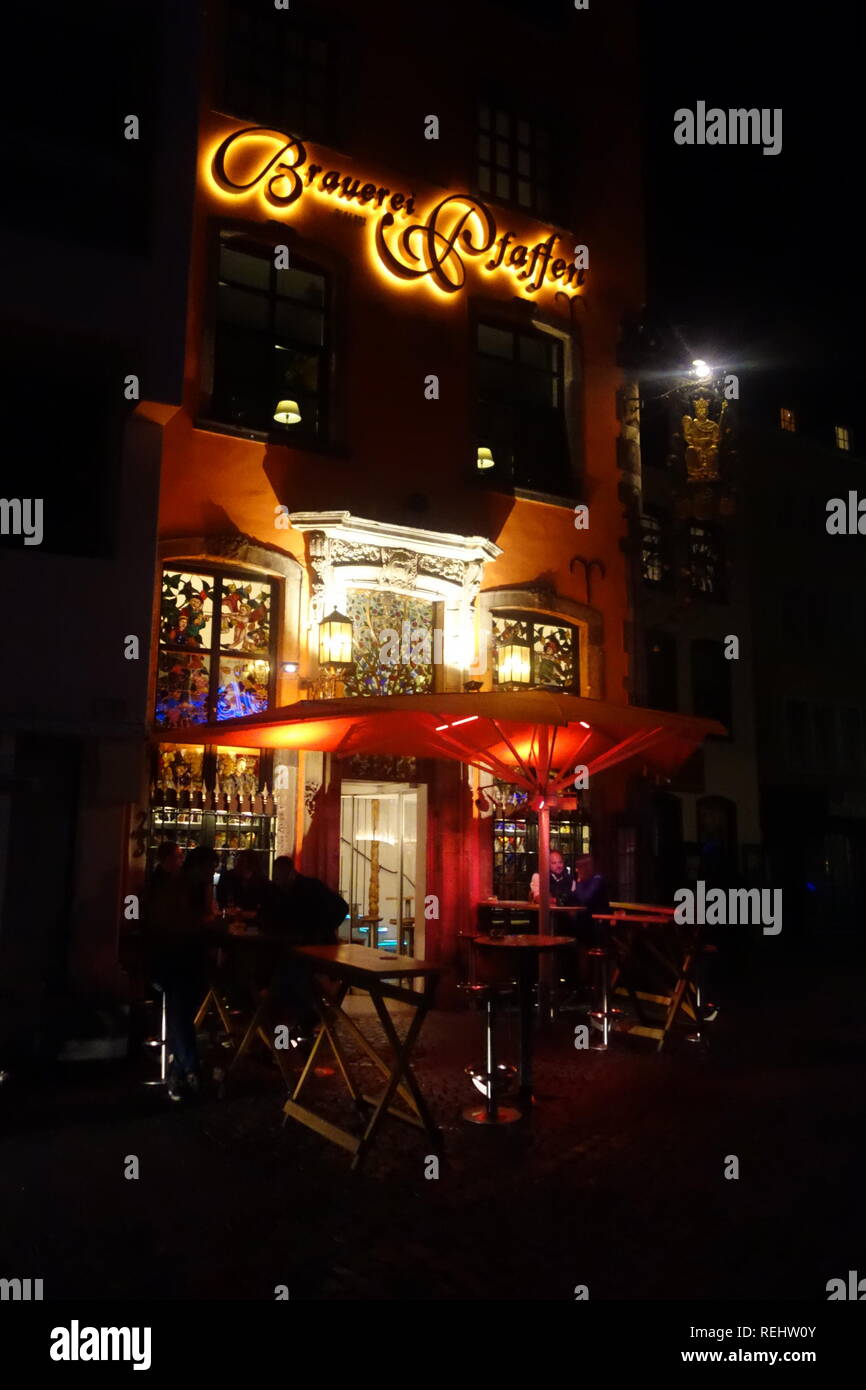 Les clients s'asseoir à l'extérieur du restaurant Brauereiausschank Zum la bière et bar à Cologne, en Allemagne, de nuit. Banque D'Images