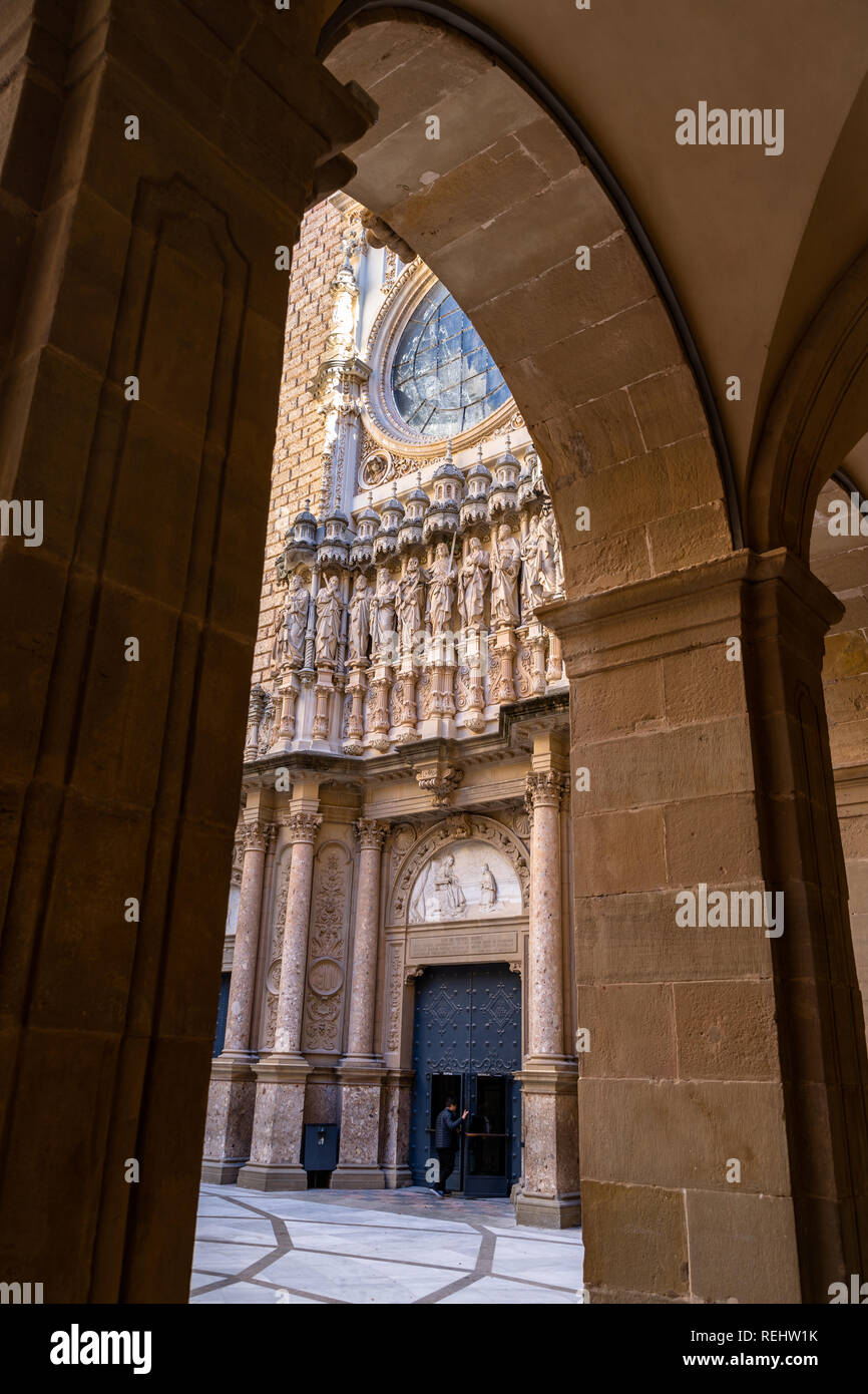 Vue de l'intérieur de l'entrée du monastère de Montserrat, personne qui entre dans l'église, Barcelone, ​​Spain Banque D'Images