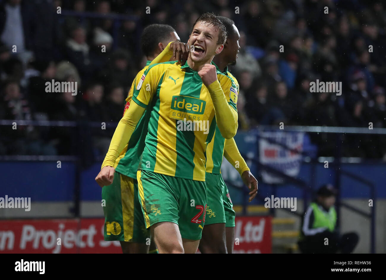 West Bromwich Albion's Sam Field célèbre marquant son deuxième but de côtés du jeu pendant le match de championnat Sky Bet à l'Université de Bolton Stadium. Banque D'Images