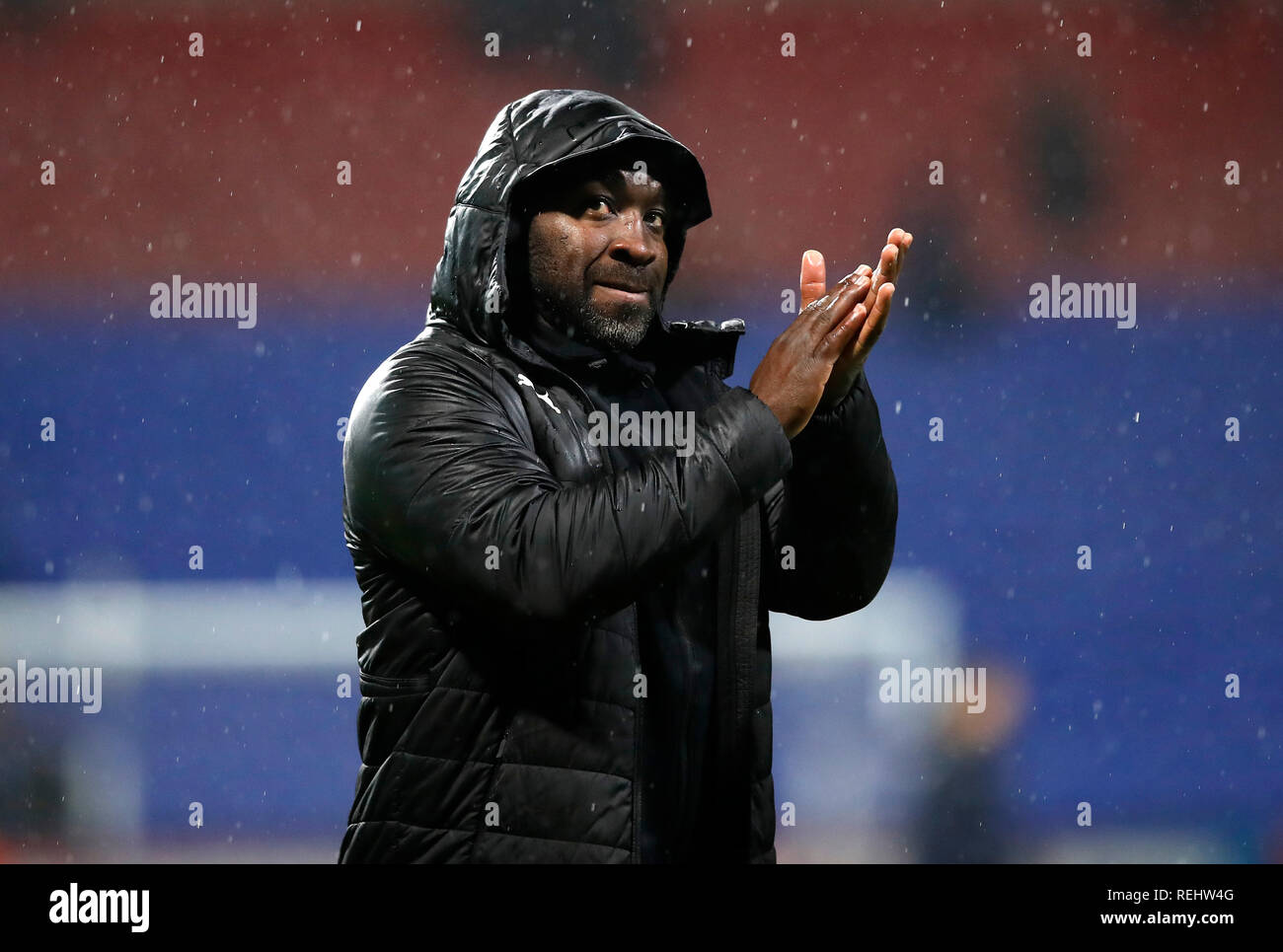 Gestionnaire de West Bromwich Albion Darren Moore applaudit les fans après le match de championnat Sky Bet à l'Université de Bolton Stadium. Banque D'Images