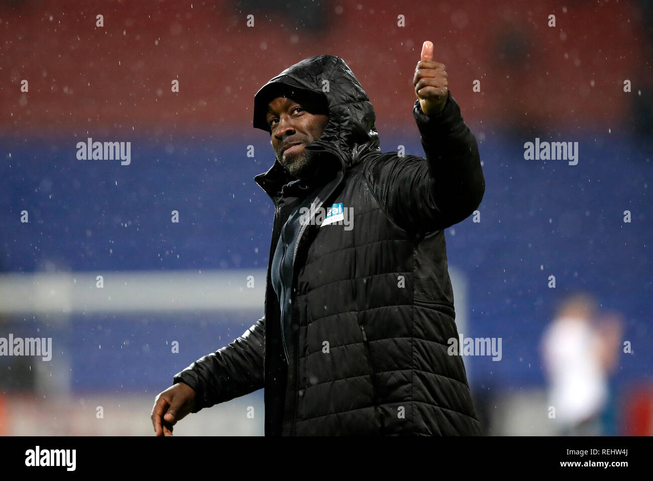 Gestionnaire de West Bromwich Albion Darren Moore les gestes pour les fans après le match de championnat Sky Bet à l'Université de Bolton Stadium. Banque D'Images