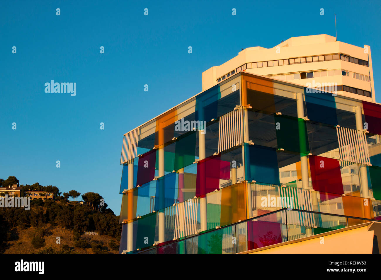 Centre Pompidou Málaga dans l'éclairé par le soleil couchant Banque D'Images