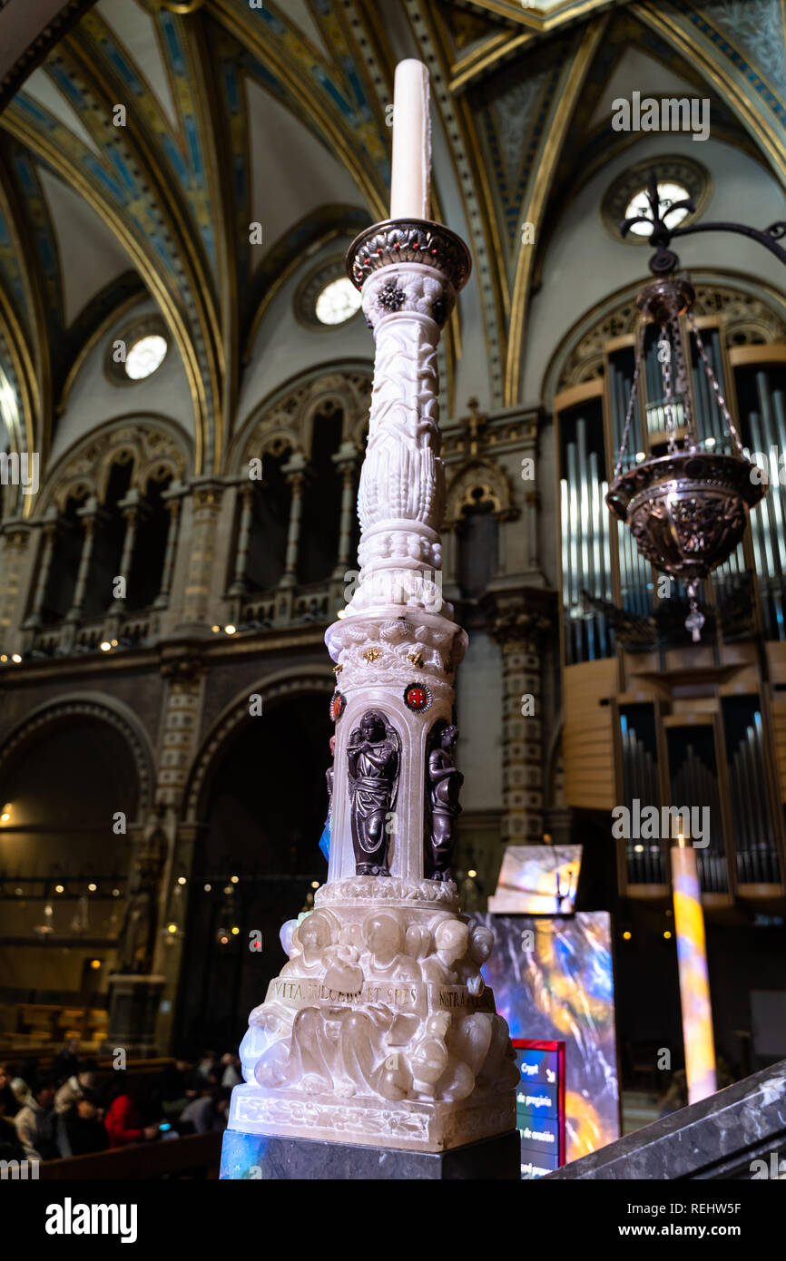 Columna con estatuas en el inerior del monsterio de Montserat, Barcelone, Espagne Banque D'Images