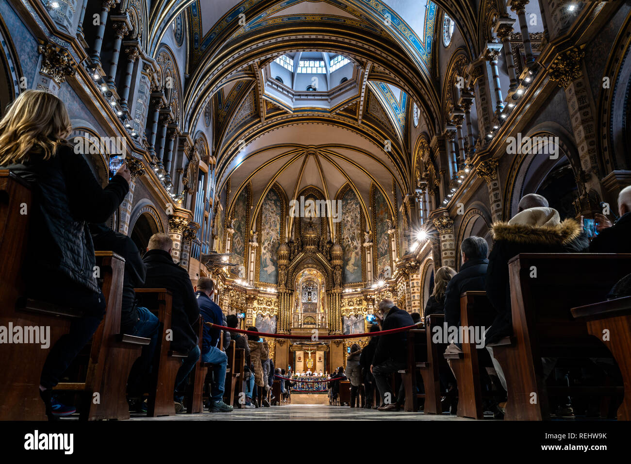 Les gens d'écouter la chorale des enfants de chœur dans le monastère de Montserrat, le plus ancien choeur à l'église, l'Europe, l'Espagne, escolania de masse Banque D'Images