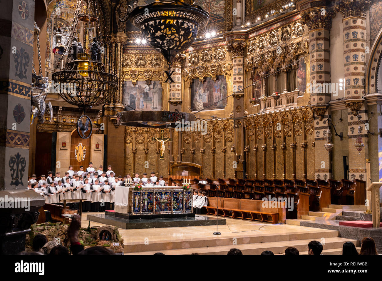 Les gens d'écouter la chorale des enfants de chœur dans le monastère de Montserrat, le plus ancien choeur à l'église, l'Europe, l'Espagne, escolania de masse Banque D'Images