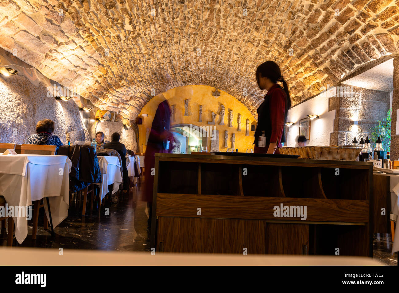 Les touristes de manger dans la salle de restaurant de l'hotel Abat Cisneros Montserrat en pierre, toit, toit rustique de style rustique, le restaurant rustique Barce Banque D'Images