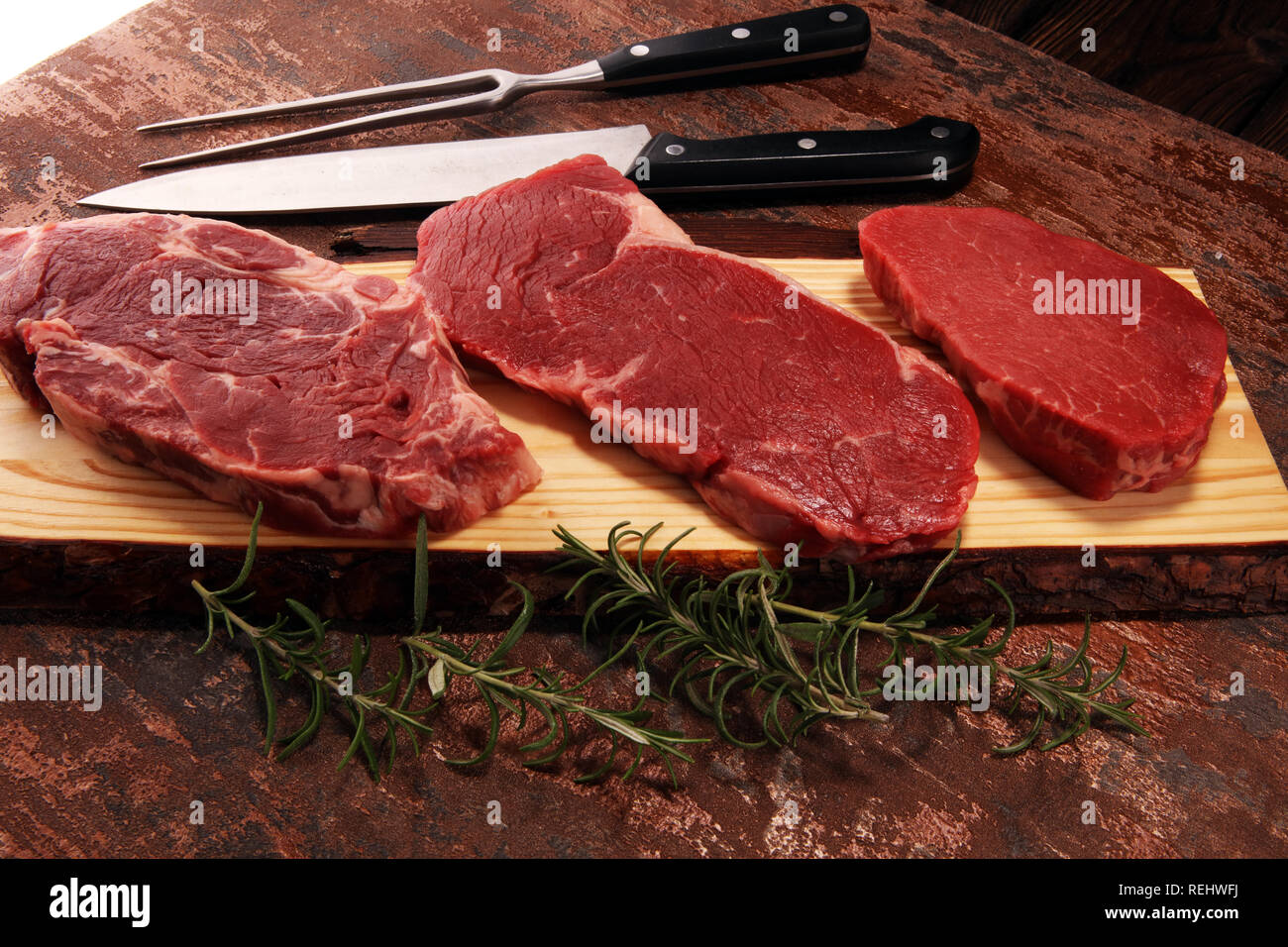 Steak cru. Bifteck de faux-filet barbecue à sec, de l'Entrecôte Wagyu.  Variété de matières premier Black Angus Steak viande machette, Contre-filet,  faux-filet, Filet remplir Photo Stock - Alamy