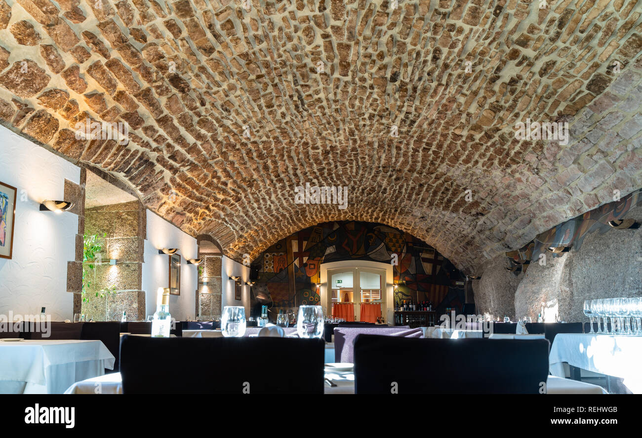 Salle de restaurant de l'hotel Abat Cisneros Montserrat en pierre, toit, toit rustique de style rustique, le restaurant rustique Barcelona Banque D'Images